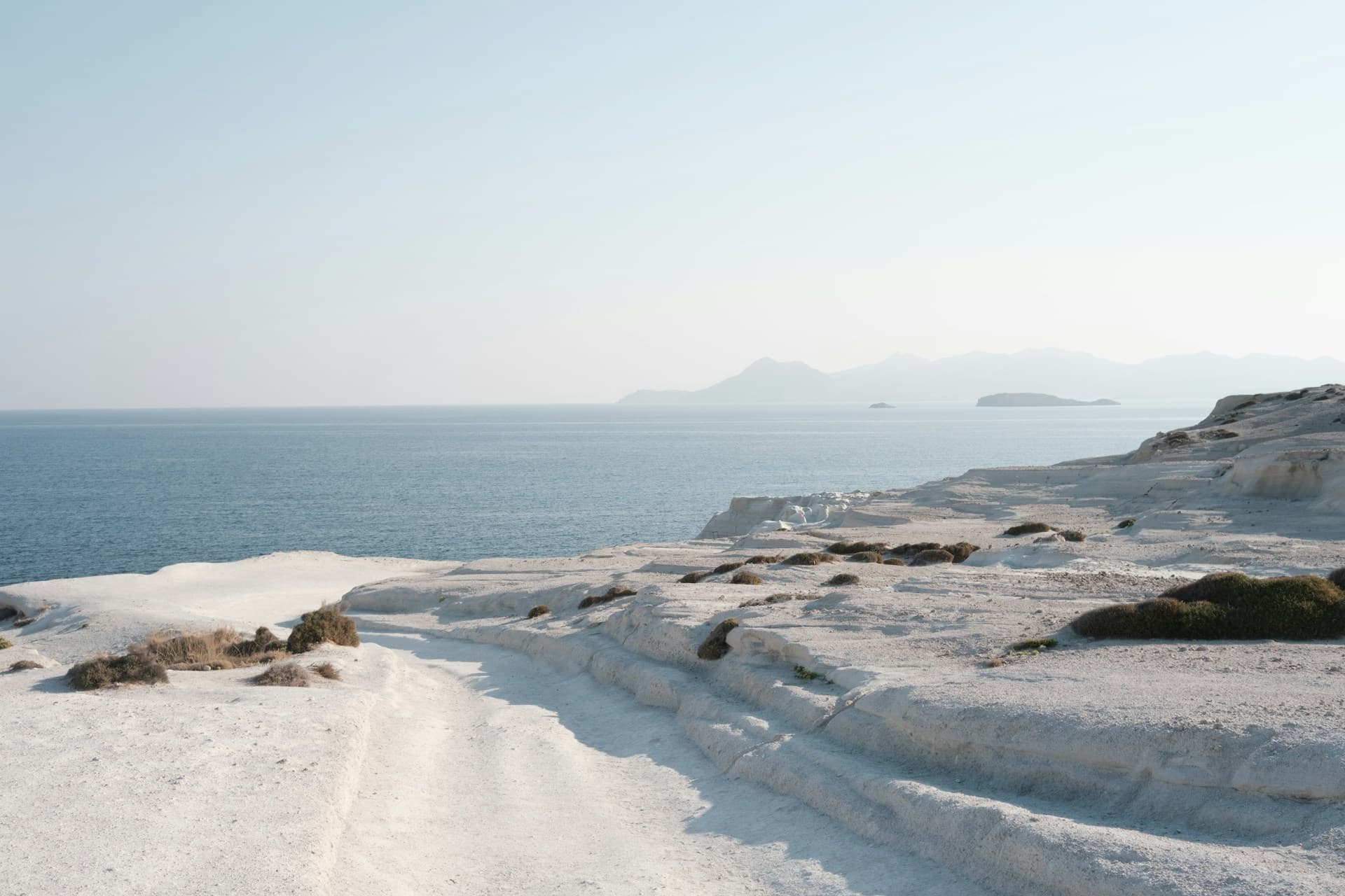 Formaciones de roca volcánica blanca de Sarakiniko que encuentran el Egeo azul, Milos