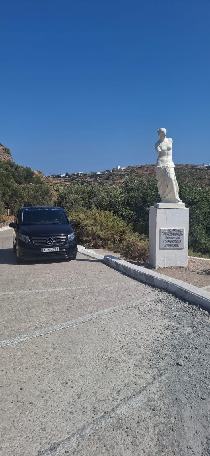 Mercedes-Benz Vito private transfer beside the Venus de Milo statue on Milos