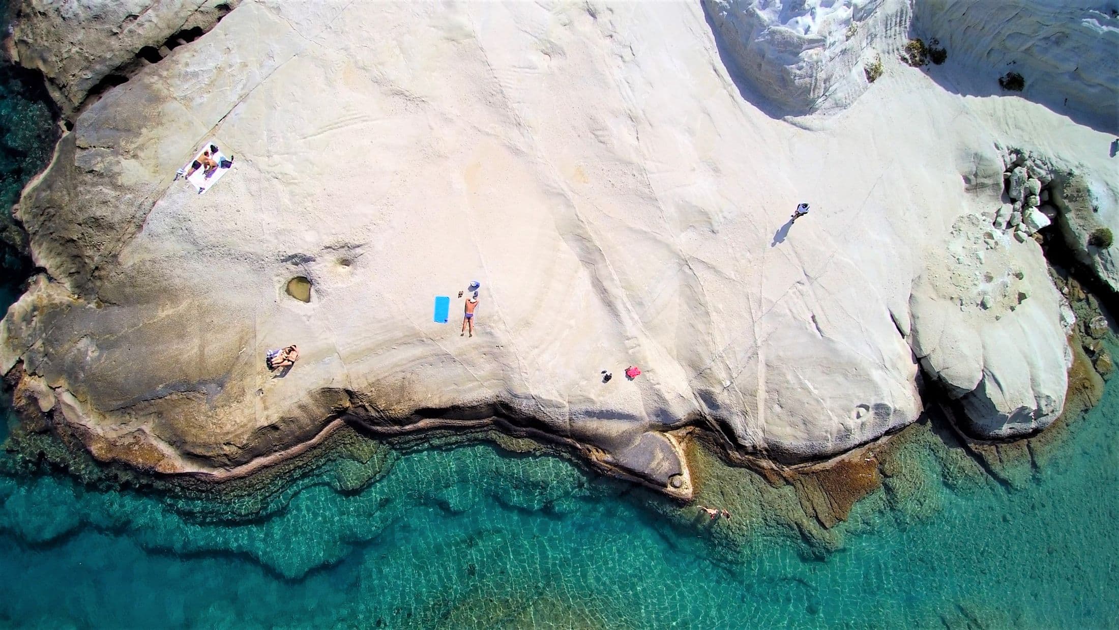 Vista aérea de las formaciones rocosas blancas y el agua azul de la playa de Sarakiniko, Milos